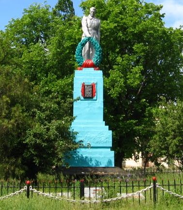 с. Гуровка Долинского р-на. Памятник воинам-землякам, погибшим в годы войны.