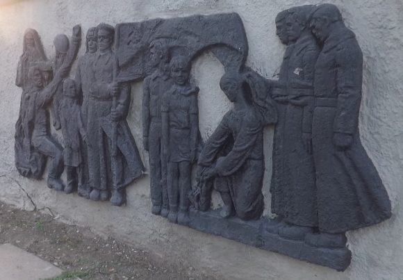 Барельефы на постаменте памятника. 