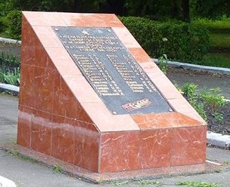г. Александрия, п. Пантаевка. Памятник, установленный на братской могиле, в которой похоронено 17 советских воинов. 