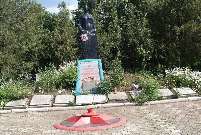 с. Хмелевое Маловисковского р-на. Памятник на кладбище, установленный на братской могиле, в которой похоронено 10 советских воинов.