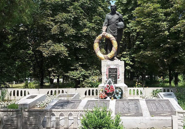 п. Павлыш Онуфриевского р-на. Памятник, установленный на братской могиле, в которой установлено 124 советских воинов.