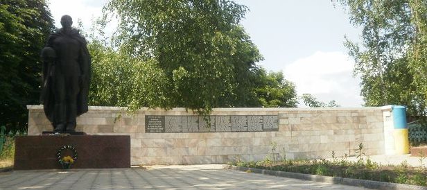 с. Войновка Александрийского р-на. Памятник, установленный в 1955 году на братской могиле воинов, погибших при освобождении села и памятный знак погибшим односельчанам. 