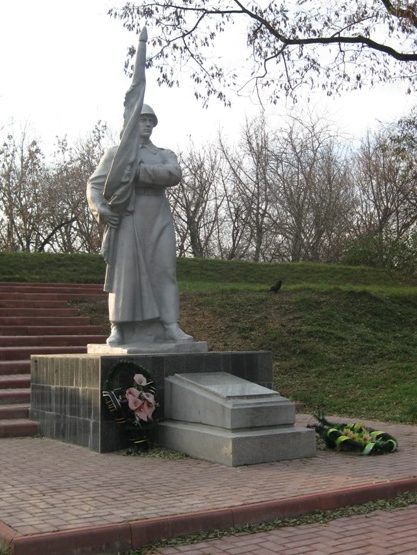 Памятник на территории кладбища. 