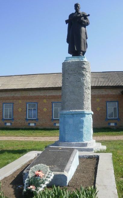 с. Головковка Александрийского р-на. Памятник, установленный на братской могиле воинов, погибших при освобождении села.