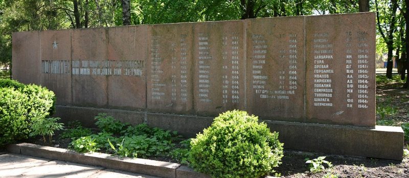 г. Долинская. Памятник, установленный на братской могиле, в которой похоронено 52 советских воина.