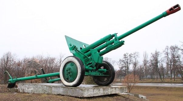 п. Новгородка. Памятный знак-пушка воинам-освободителям, установленный в 1980 году.