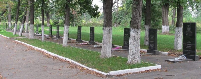 Могилы советских воинов.