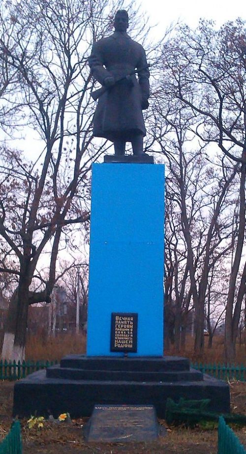 с. Федоро-Шуличино Долинского р-на. Памятник, установленный на братской могиле, в которой похоронено 6 советских воинов.