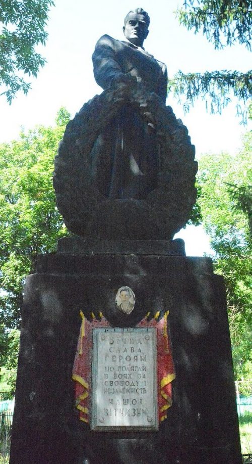 п. Новгородка. Памятник, установленный на братской могиле, в которой похоронен 391 советский воин.