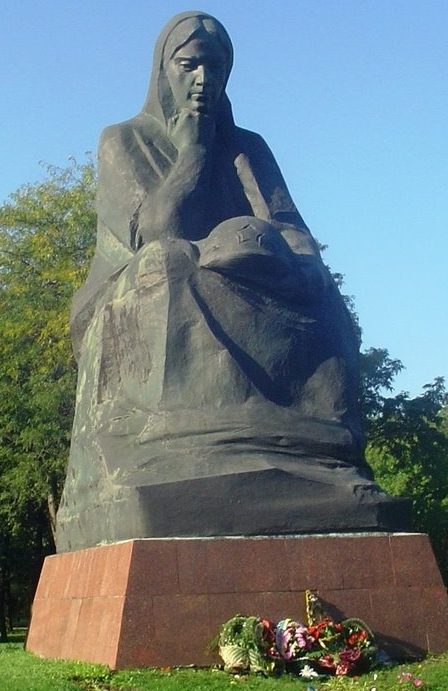 Памятник Скорбящей матери.
