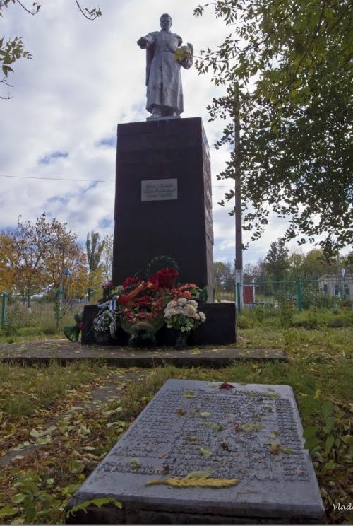 с. Ганновка Петровского р-на. Памятник, установленный на братской могиле, в которой похоронено 423 советских воинов.