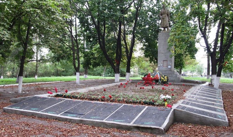 п. Новая Прага Александрийского р-на. Памятник в сквере Победы, установленный на братской могиле советских воинов, где похоронено 445 человек.