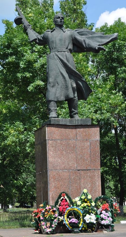 п. Новоархангельск. Памятник, установленный на братской могиле, в которой похоронено 718 советских воинов.