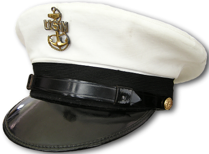 Фуражки морских офицеров с белыми чехлами.
