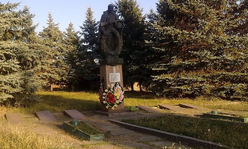 с. Подвысокое Новоархангельского р-на. Памятник, установленный на братской могиле, в которой похоронено 144 советских воина и 2 партизана.