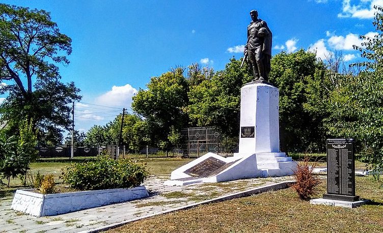 с. Протопоповка Александрийского р-на. Памятник, установленный на братской могиле, в которой похоронено 90 советских воинов. 
