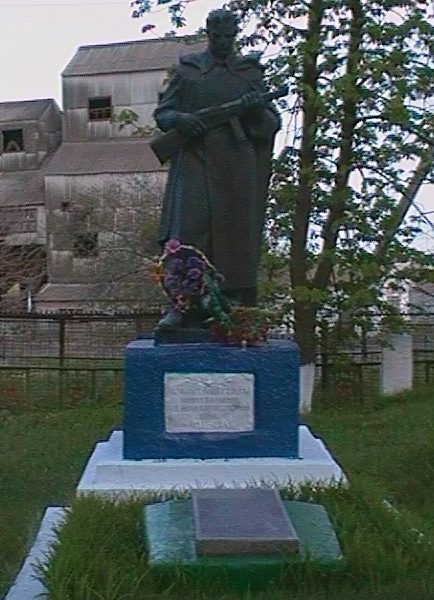 с. Подвысокое Новоархангельского р-на. Памятник, установленный на братской могиле, в которой похоронено 92 советских воинов.