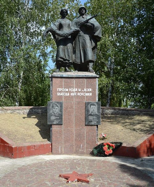с. Диковка Знаменского р-на. Памятник, установленный на братской могиле, в которой похоронено 403 советских воина.