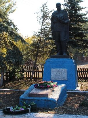с. Подвысокое Новоархангельского р-на. Памятник, установленный на братской могиле, в которой похоронен 101 советский воин. 