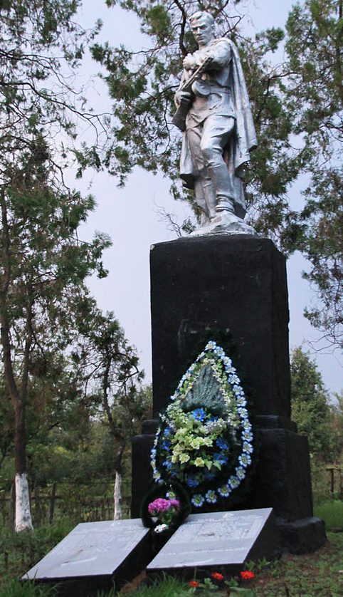 с. Иосифовка Петровского р-на. Памятник, установленный на братской могиле, в которой похоронено 218 советских воинов. 