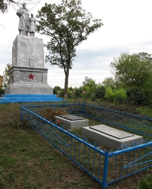с. Светлополье Александрийского р-на. Памятник, установленный на братской могиле, в которой похоронено 59 советских воинов.