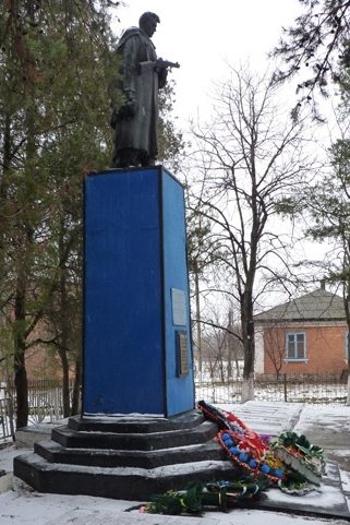 с. Новый Стародуб Петровского р-на. Братская могила воинов, погибших в боях за село. 