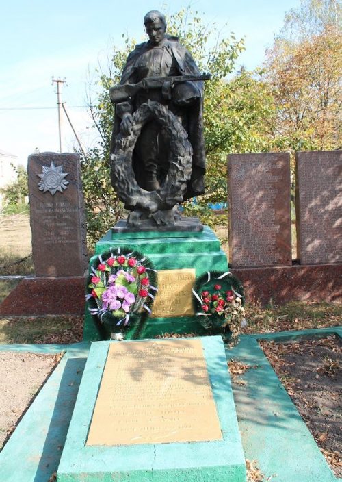 с. Покотилово Новоархангельского р-на. Памятник, установленный на братской могиле, в которой похоронено 68 советских воинов.