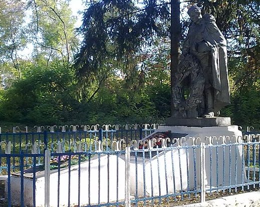 с. Станиславовка Новоархангельского р-на. Памятник, установленный на братской могиле, в которой похоронено 37 советских воинов. 