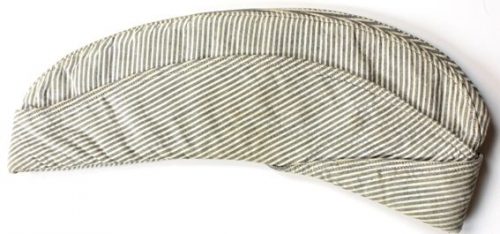 Летняя рабочая форма из ткани сирсакер в серо-белую полоску.