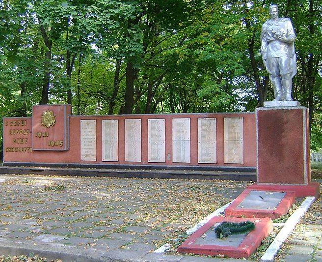 с. Торговица Новоархангельского р-на. Памятник, установленный на братской могиле, в которой похоронено 116 советских воинов и памятный знак воинам-землякам. 