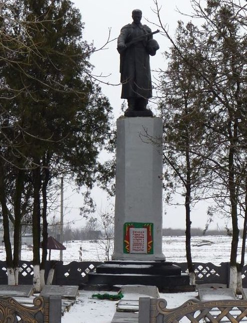 с. Чечелиевка Петровского р-на. Памятник, установленный на братской могиле, в которой похоронено 719 советских воинов, погибших в боях за село. 