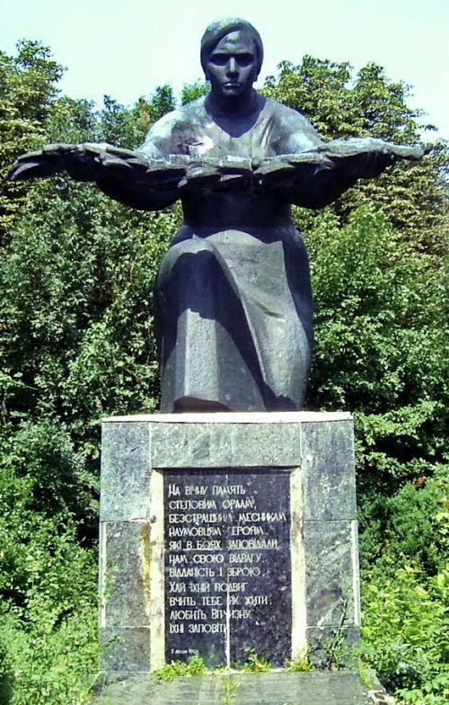 с. Шляховое Новоархангельского р-на. Памятник, установленный на братской могиле, в которой похоронено 43 советских воинов.