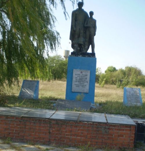 с. Бабичевка Светловодского р-на. Братская могила 60 советских воинов.
