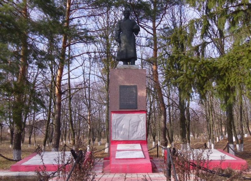 с. Бовтышка Александровского р-на. Памятник, установленный на братской могиле воинов, погибших в боях за село.