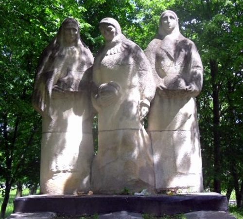 п. Елизаветградка Александровского р-на. Памятник, установленный на братской могиле, в которой похоронено 203 советских воинов.