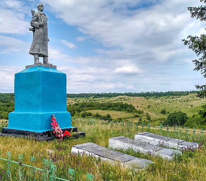 с. Бровково Новомиргородского р-на. Памятник, установленный на братской могиле, в которой похоронено 117 советских воинов. 