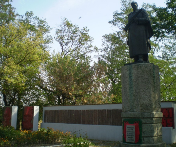 с. Григоровка Светловодского р-на. Памятник, установленный на братской могиле, в которой похоронено 207 советских воинов.