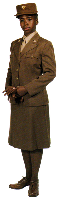 Военнослужащая в зимней форме из темно-оливкового шерстяного материала с соответствующей фуражкой («Хобби-шапка»). 
