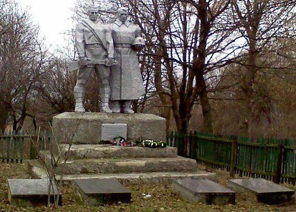 с. Мошорино Знаменского р-на. Памятник, установленный на братской могиле, в которой похоронено 159 советских воинов и памятный знак воинам-землякам.