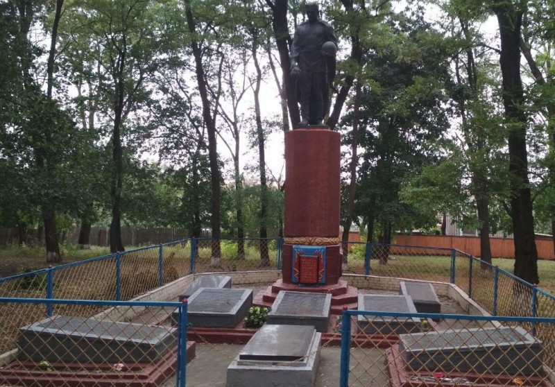 с. Пантазиевка Знаменского р-на. Памятник, установленный на братской могиле, в которой похоронено 532 советских воина.