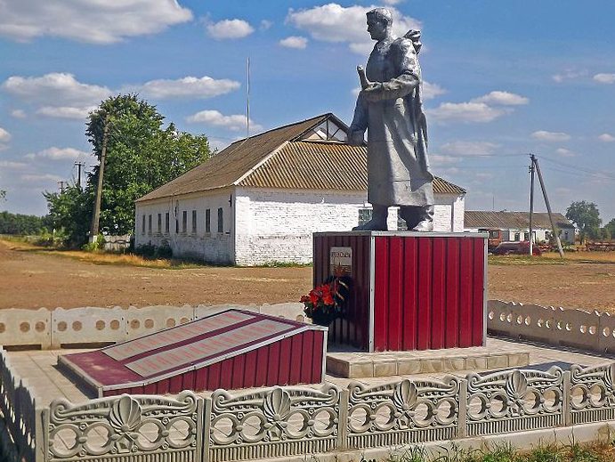 с. Защита Новомиргородского р-на. Памятник, установленный на братской могиле, в которой похоронено 69 советских воинов. 