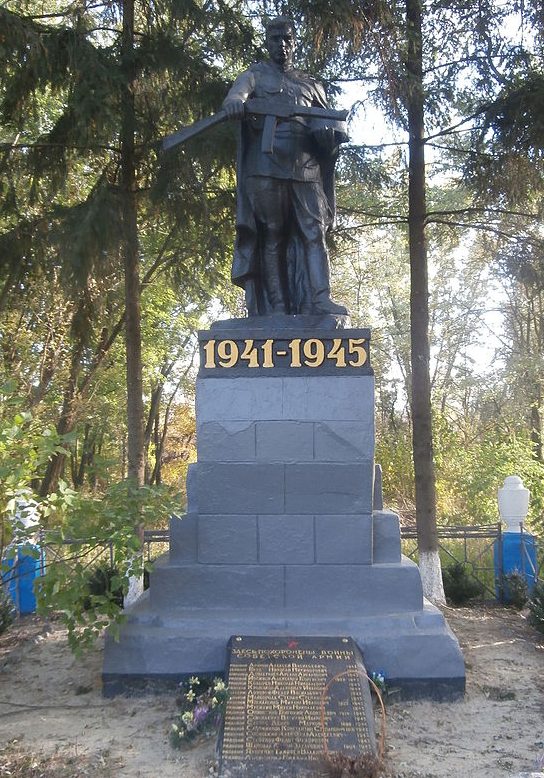 с. Никольское Светловодского р-на. Памятник, установленный на братской могиле, в которой похоронено 72 советских воина.