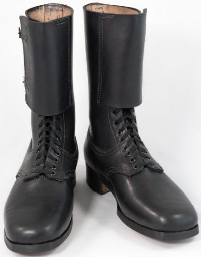 Черные кожаные ботинки на шнуровке с голенищем и двумя пряжками.