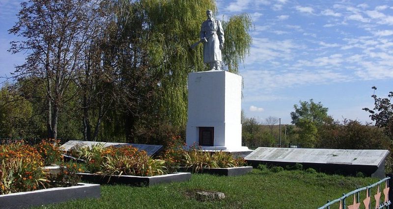 с. Красноселка Александровского р-на. Памятник, установленный у братских могил, где похоронено 680 советских воинов.