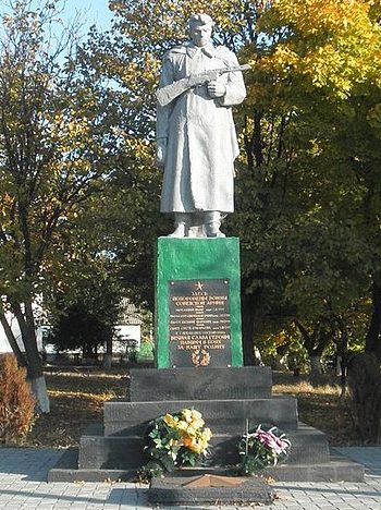 с. Каменуватка Новомиргородского р-на. Памятник, установленный на братской могиле, в которой похоронено 7 советских воинов. 