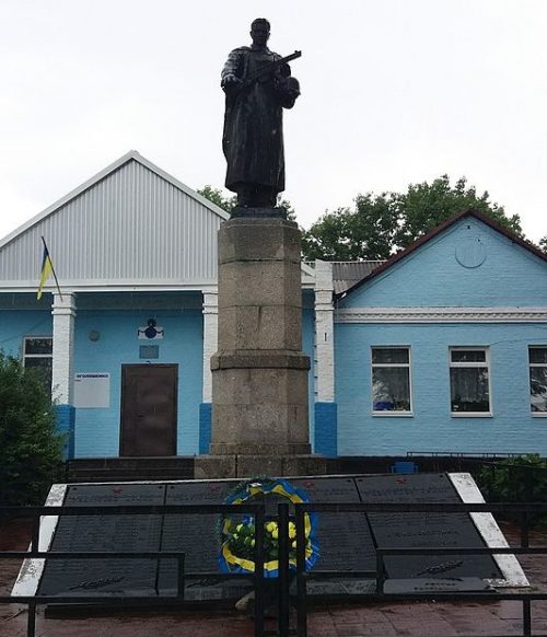 с. Павловка Светловодского р-на. Памятник, установленный на братской могиле, в которой похоронено 147 советских воинов.
