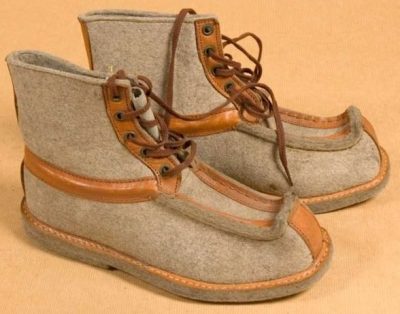 Лыжные ботинки представляли собой лапландские сапоги из войлочной ткани и кожи с коротким голенищем.