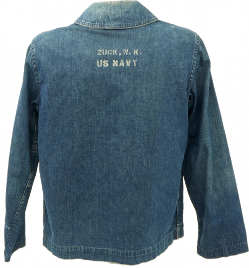 Джинсовая куртка использовались для работы в умеренную погоду. Она имела шалевый воротник, два кармана и съемные пуговицы.