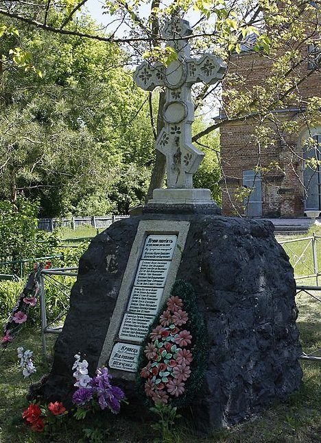с. Крымки Александровского р-на. Братская могила 26 мирных жителей, погибших в годы войны.