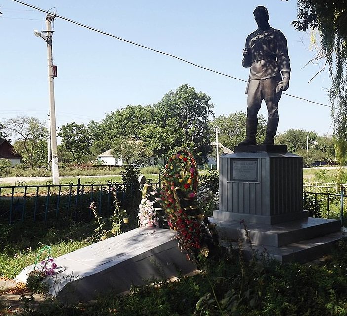 п. Капитановка Новомиргородского р-на. Памятник, установленный на братской могиле, в которой похоронено 25 советских воинов. 